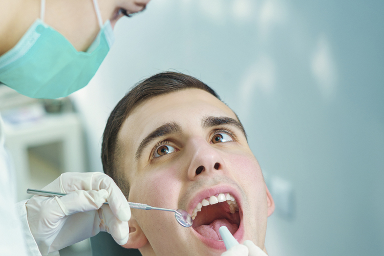 Es recomendable visitar periódicamente al dentista para una buena salud bucodental