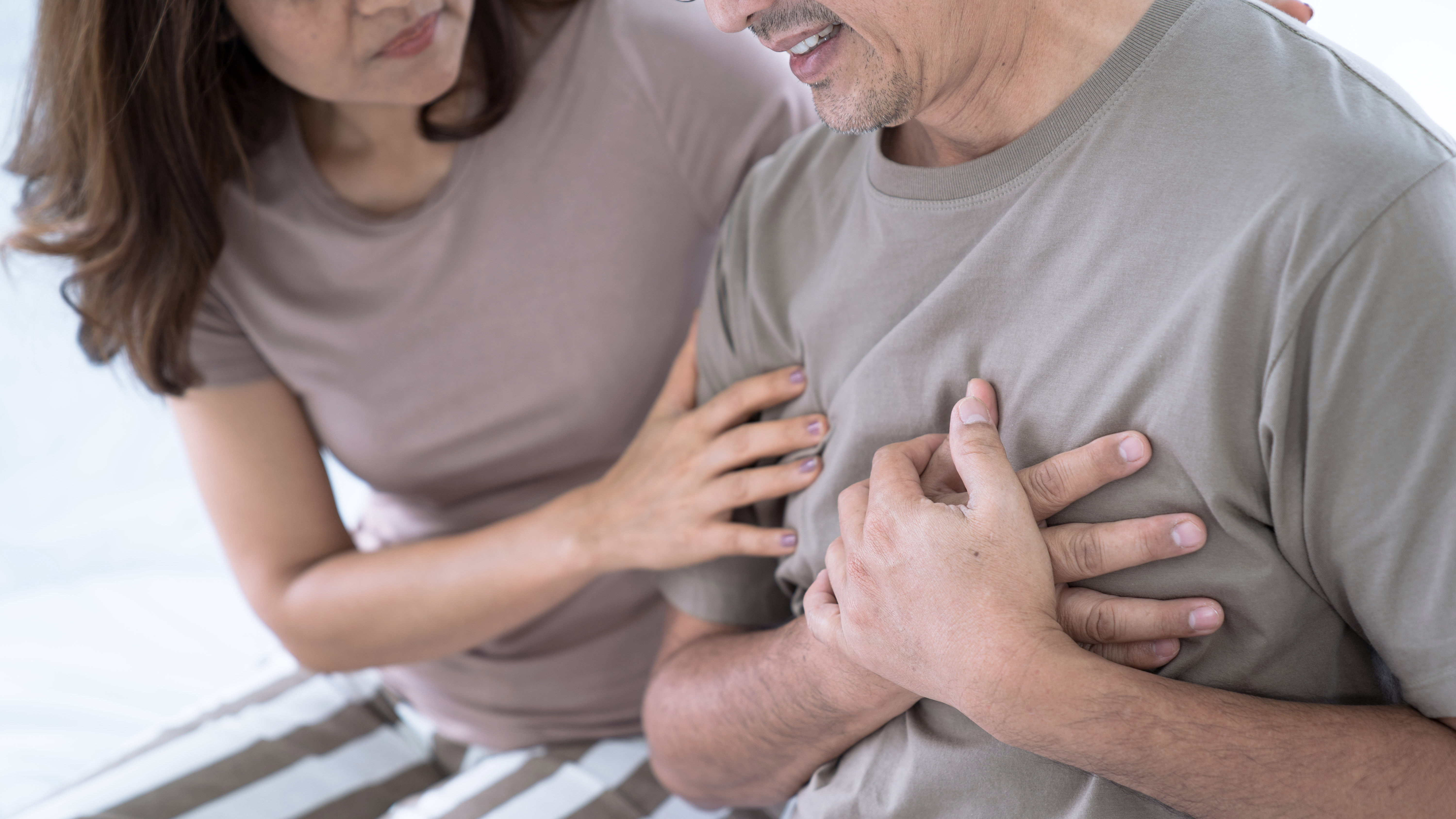 Heart ages. Сердечный приступ у молодых. Сердечные переживания. Боль в сердце фото. Сердечной недостаточности.